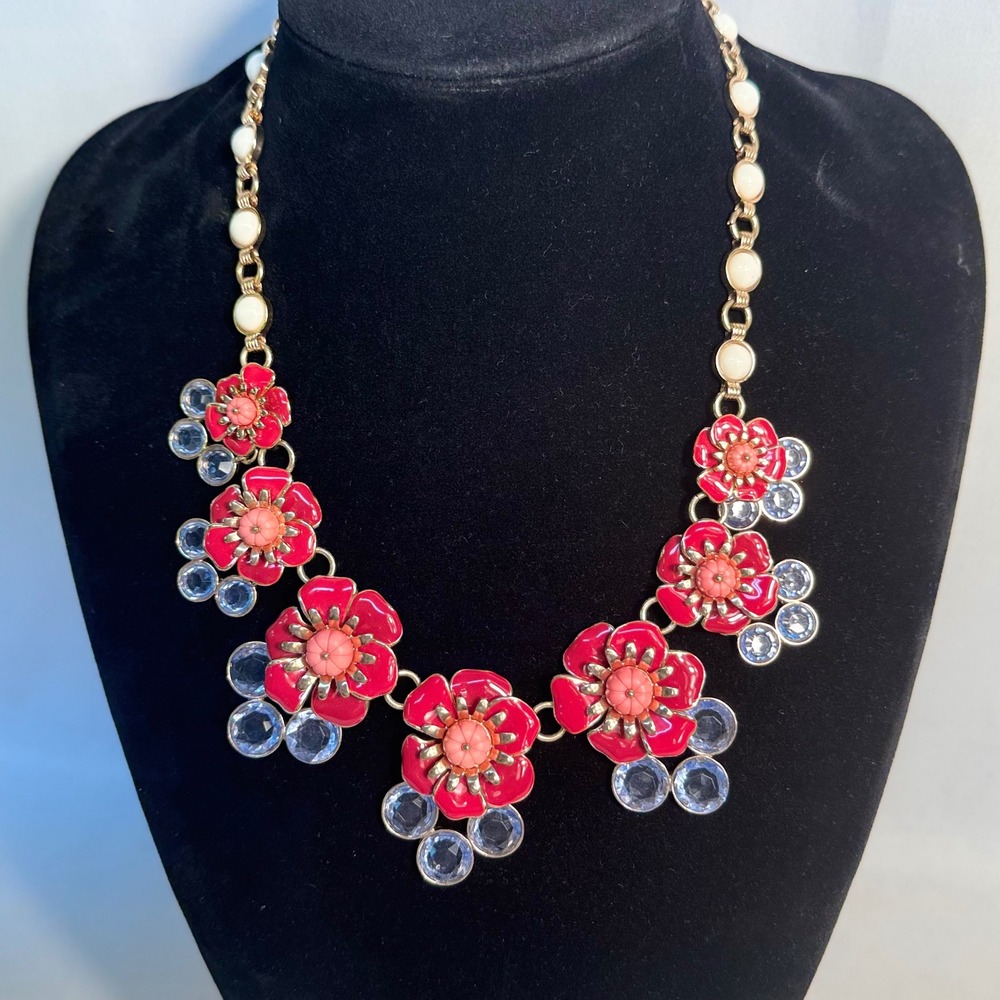Talbots red enamel floral stmt necklace w/ resin center surrounded in gold tone